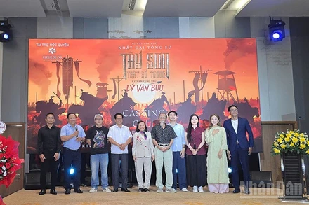 Ê-kíp sản xuất và các diễn viên tại buổi casting.