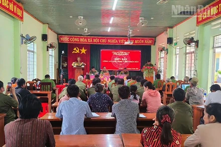 Đông đảo bà con nhân dân đến tham gia diễn đàn.