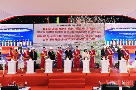 Các đại biểu nhấn nút khởi công dự án.