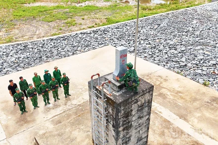 Cán bộ, chiến sĩ Đồn Biên phòng Sê San kiểm tra cột mốc 24