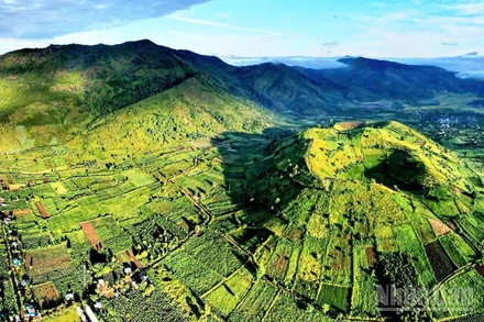 Vẻ đẹp của núi lửa Chư Đăng Ya thu hút đông du khách.