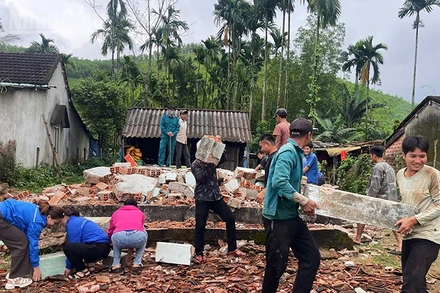 Lực lượng Thanh niên xung kích đến tận hộ dân khảo sát, tháo dỡ nhà cũ, vận chuyển gạch, cát, xi-măng và trực tiếp xây nhà.
