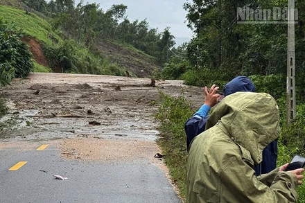 Sạt lở đất làm chia cắt đường tại xã Vĩnh Thạnh, tỉnh Gia Lai.