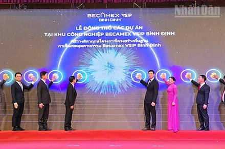 Các đại biểu bấm nút động thổ hàng loạt dự án trọng điểm thuộc Khu công nghiệp-đô thị-dịch vụ Becamex VSIP Bình Định.