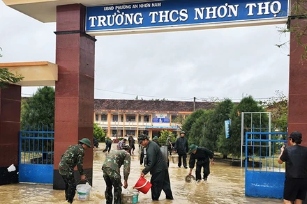 Cán bộ, chiến sĩ Trung tâm Huấn luyện quân sự quốc gia 2 vệ sinh Trường trung học cơ sở Nhơn Thọ, phường An Nhơn Nam.