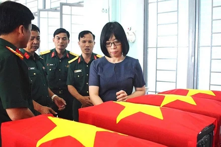 Lãnh đạo tỉnh Gia Lai cùng đoàn công tác thăm, viếng 18 hài cốt liệt sĩ.