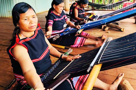 Từ nghề truyền thống, dệt thổ cẩm của đồng bào Jrai đang trở thành sản phẩm du lịch độc đáo