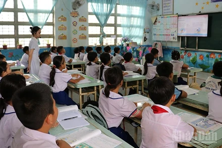 Lớp học tiếng Anh có trang bị ti-vi của Trường tiểu học Trần Phú, xã Ia Dom.