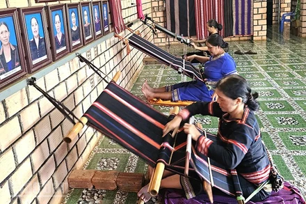 Những nghệ nhân ở câu lạc bộ dệt thổ cẩm ở làng Phung kiên trì, miệt mài giữ lửa nghề truyền thống.