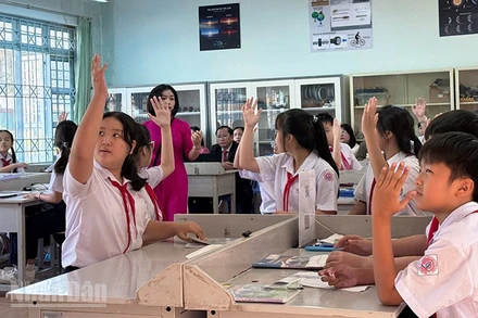 Các em học sinh sôi nổi tham gia tiết dạy minh họa.