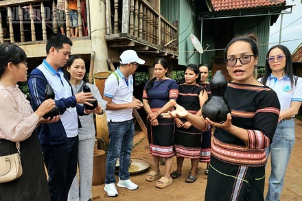 Du khách trải nghiệm du lịch cộng đồng tại thôn Ia Lôk, xã La Ly.