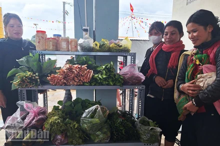 Đồng bào dân tộc Xơ Đăng mang nông sản nhà trồng được đến phiên chợ.