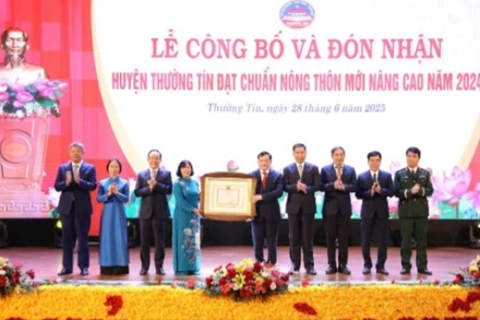 Đồng chí Bùi Thị Minh Hoài, Bí thư Thành ủy cùng các đồng chí lãnh đạo thành phố Hà Nội trao Bằng công nhận huyện đạt chuẩn nông thôn mới nâng cao năm 2024 cho cấp ủy, chính quyền và nhân dân huyện Thường Tín.