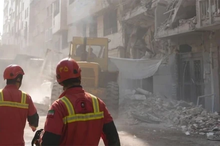 Tòa nhà bị phá hủy sau vụ oanh kích của Israel xuống Tehran. (Ảnh: Tân Hoa Xã/TTXVN)