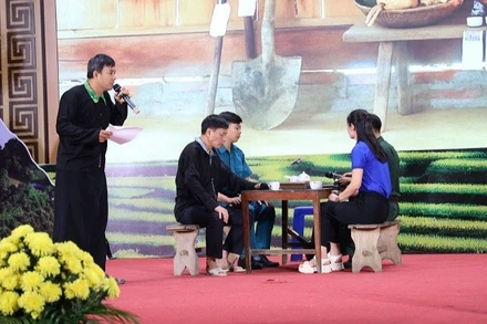 Một phần tiểu phẩm "Chuyện nhà A Lử" được trình diễn tại hội nghị đã thu hút sự quan tâm của đội ngũ tuyên truyền viên, báo cáo viên và nhân dân xã Mường Ảng.