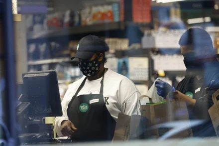 Người lao động làm việc tại một siêu thị tại Washington D.C, Mỹ. (Ảnh: Tân Hoa Xã)