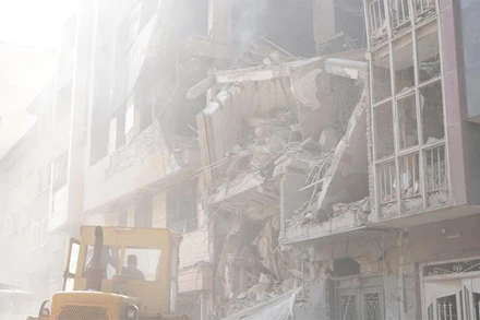 Bức ảnh chụp ngày 13/6/2025 cho thấy các toà nhà bị hư hại trong các cuộc không kích của Israel tại Tehran, Iran. (Ảnh: Tân Hoa Xã)