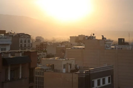 Hình ảnh được chụp tại Tehran, Iran, sau đợt không kích của Israel, sáng 13/6/2025. (Ảnh: Tân Hoa Xã)