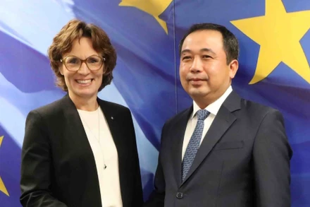 Quyền Bộ trưởng Nông nghiệp và Môi trường Trần Đức Thắng và Cao ủy Môi trường, Nguồn nước và Kinh tế tuần hoàn của Ủy ban châu Âu (EC), bà Jessica Raswall. (Ảnh: TTXVN) 