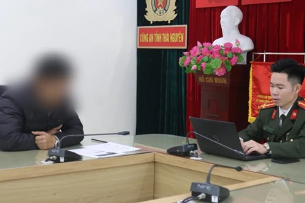 Công an Thái Nguyên làm việc với đối tượng N.T.A. (Ảnh: Công an Thái Nguyên).