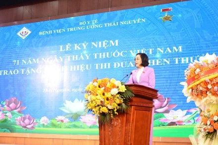 Phó Chủ tịch Quốc hội Nguyễn Thị Thanh phát biểu tại buổi lễ. (Ảnh: TUẤN SƠN)