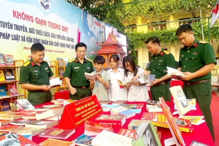 Cán bộ Bộ Chỉ huy Quân sự tỉnh Thái Nguyên phổ biến giáo dục pháp luật cho học sinh xã Phú Lương. (Ảnh: DUY ĐỨC).