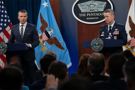 Bộ trưởng Quốc phòng Pete Hegseth (bên trái) và Chủ tịch Hội đồng Tham mưu trưởng Liên quân Mỹ Dan Caine trong cuộc họp báo tại Lầu năm góc, ngày 22/6/2025.