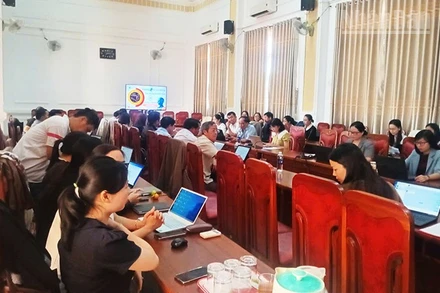 Cán bộ, công chức, viên chức xã Đức Cơ hào hứng tham gia lớp tập huấn ứng dụng trí tuệ nhân tạo.