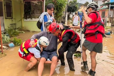 Các nhân viên cứu hộ di dời dân sau trận lũ do mưa lớn do bão Kalmaegi gây ra tại tỉnh Cebu, Philippines, ngày 4/11/2025. (Ảnh: Tân Hoa Xã)