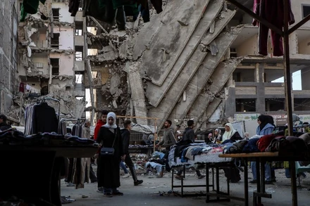 Người dân tại một khu chợ ở Gaza, ngày 15/1/2026. (Ảnh: THX/TTXVN)