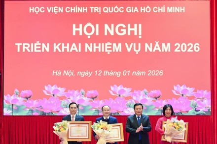 Đồng chí Nguyễn Xuân Thắng, Ủy viên Bộ Chính trị, Giám đốc Học viện Chính trị quốc gia Hồ Chí Minh, Chủ tịch Hội đồng Lý luận Trung ương trao Bằng khen của Thủ tướng Chính phủ tặng các cá nhân có thành tích xuất sắc. (Ảnh: THẾ ĐẠI)