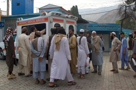 Xe cứu thương chuyển nạn nhân bị thương do động đất tới bệnh viện tại tỉnh Kunar, Afghanistan, ngày 1/9/2025. (Ảnh: THX/TTXVN)