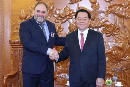 Đồng chí Nguyễn Trọng Nghĩa và đồng chí Guillermo Rehermann. (Ảnh: TTXVN) 