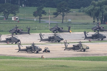 Trực thăng quân sự được triển khai tại căn cứ Humphreys ở Pyeongtaek, phía nam Thủ đô Seoul, khi Hàn Quốc và Mỹ bắt đầu cuộc tập trận Lá chắn Tự do Ulchi ngày 18/8/2025. (Ảnh: TTXVN)