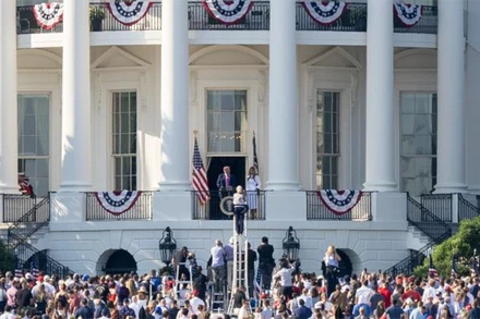 Tổng thống Mỹ Donald Trump phát biểu tại ban công Nhà trắng ở Washington D.C., Mỹ, ngày 4/7/2025. (Ảnh: Tân Hoa Xã)