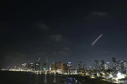 Hệ thống phòng không Israel đánh chặn tên lửa tấn công vào Tel Aviv, ngày 19/6/2025. (Ảnh: THX/TTXVN)