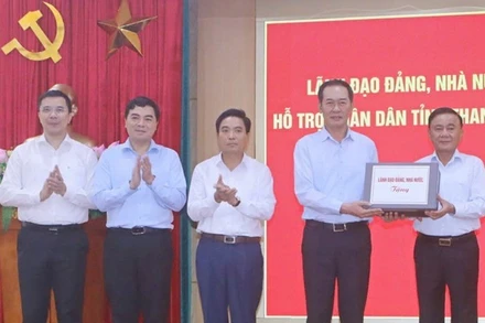 Thường trực Ban Bí thư trao quà động viên Đảng bộ, quân dân tỉnh Thanh Hóa.