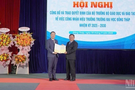 Trao quyết định công nhận Hiệu trưởng Trường đại học Đồng Tháp, nhiệm kỳ 2025-2030 đối với Phó Giáo sư, Tiến sĩ Hồ Văn Thống.