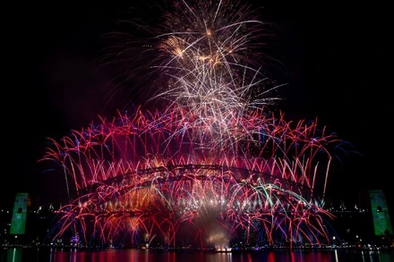 Pháo hoa rực rỡ chào đón năm mới 2026 tại Cầu Cảng Sydney, Australia. (Ảnh: THX/TTXVN)