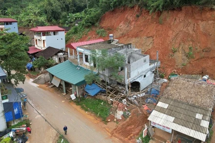Sạt lở đe doạ nhiều hộ dân sinh sống dưới chân ta-luy dương. (Ảnh: TUẤN SƠN)