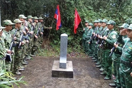 Thực hiện nghi thức chào cột mốc và trao đổi thông tin liên quan.