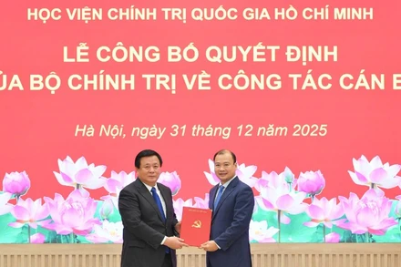 Đồng chí Nguyễn Xuân Thắng, Ủy viên Bộ Chính trị, Giám đốc Học viện Chính trị quốc gia Hồ Chí Minh, Chủ tịch Hội đồng Lý luận Trung ương, trao quyết định của Bộ Chính trị và chúc mừng đồng chí Lê Hải Bình, Ủy viên dự khuyết Trung ương Đảng, Phó Giám đốc Học viện Chính trị quốc gia Hồ Chí Minh. (Ảnh: THẾ ĐẠI)