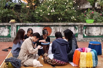 Lớp học nghệ thuật thủ công là một cách kết nối thế hệ hôm nay với các giá trị văn hóa truyền thống lâu đời.