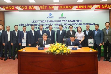Tổng Giám đốc Petrovietnam Lê Ngọc Sơn và Tổng Giám đốc VIMC Nguyễn Cảnh Tĩnh ký kết thỏa thuận hợp tác toàn diện.