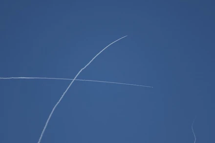 Ảnh minh họa: Những vệt khói trên bầu trời Tel Aviv (Israel) khi hệ thống phòng không Israel đánh chặn tên lửa từ Iran, ngày 1/3/2026. (Ảnh: AA/TTXVN)