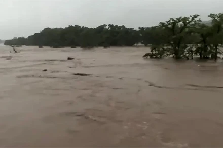 Mưa lớn tại hạt Kerr và các khu vực khác ở bang Texas đã gây ra lũ lụt nghiêm trọng và thiệt hại về người. (Nguồn: Facebook của thành phố Kerrville)