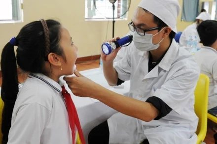 Khám sức khỏe định kỳ cho học sinh tại Trường tiểu học Lê Quý Đôn, Hà Nội. (Ảnh: TRẦN HẢI)