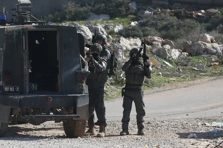 Các lực lượng Israel được triển khai tại thành phố Nablus, Bờ Tây, ngày 8/1/2026. (Ảnh: THX/TTXVN)