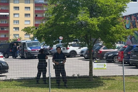 Cảnh sát tuần tra tại khu vực xảy ra xả súng tại trường trung học ở Graz, Áo, ngày 10/6/2025. (Ảnh: Tân Hoa Xã)