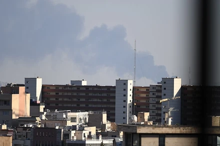 Khói bốc lên sau cuộc tấn công của Israel tại Tehran, Iran, ngày 17/6/2025. (Ảnh: THX/TTXVN)